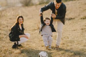 Eine glückliche und gesunde Familie nach einer Behandlung beim Heilpraktiker