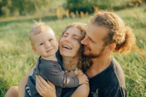 Eine glückliche und gesunde Familie nach einer Behandlung beim Heilpraktiker