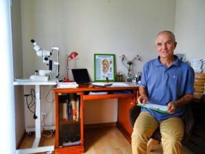 Le naturopathe Michael Kleinhans dans son cabinet
